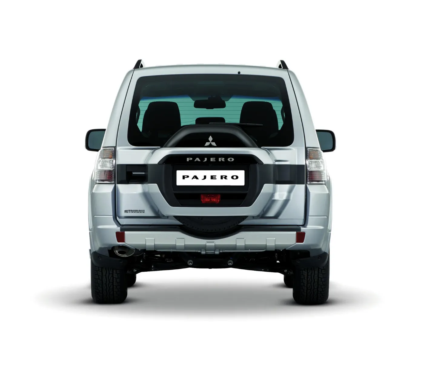 7122602-my15-pajero-bro-rearstudio-lr.jpg