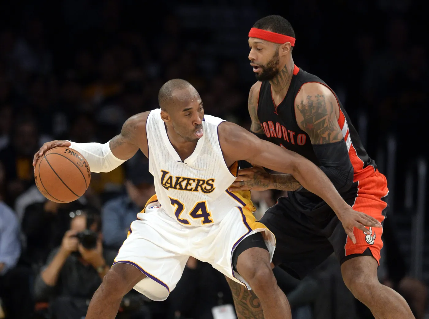 Kobe Bryant (w białym stroju)