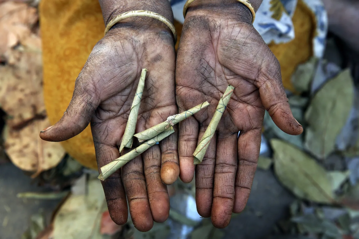 Tradycja i skręcane papierosy beedi powoli zabijają Hindusów