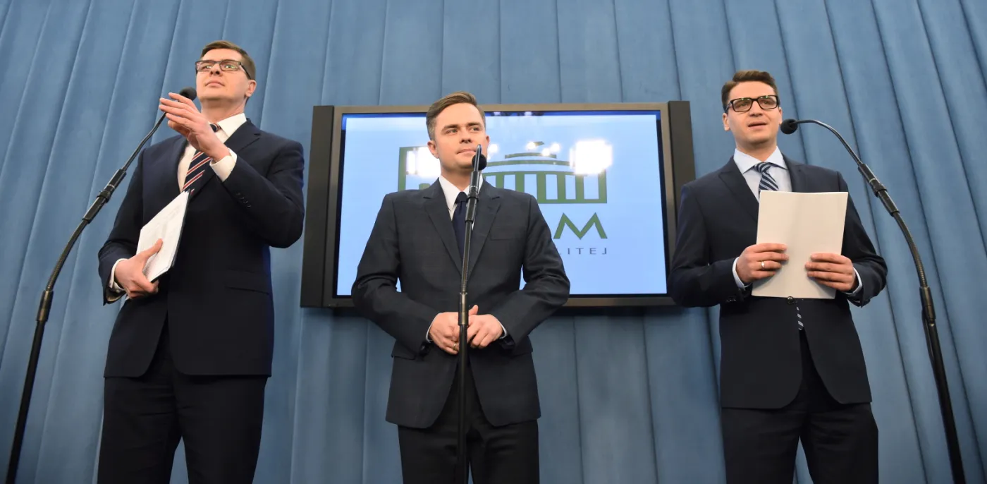  Posłowie wykluczeni z partii i klubu parlamentarnego Prawa i Sprawiedliwości: Adam Hofman, Mariusz Antoni Kamiński i Adam Rogacki 