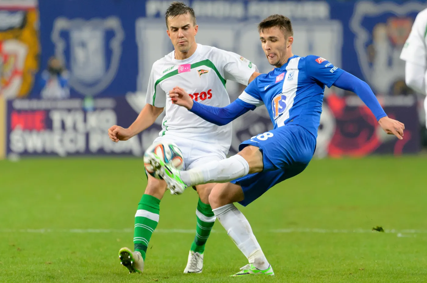 Zawodnik Lecha Poznań Dariusz Formella (P) walczy o piłkę z Marcinem Pietrowskim (L) z Lechii Gdańsk podczas meczu polskiej Ekstraklasy