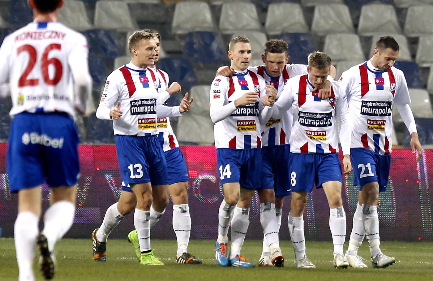 Piłkarze Podbeskidzia Bielsko Biała cieszą się z gola podczas meczu polskiej Ekstraklasy z Zawiszą Bydgoszcz