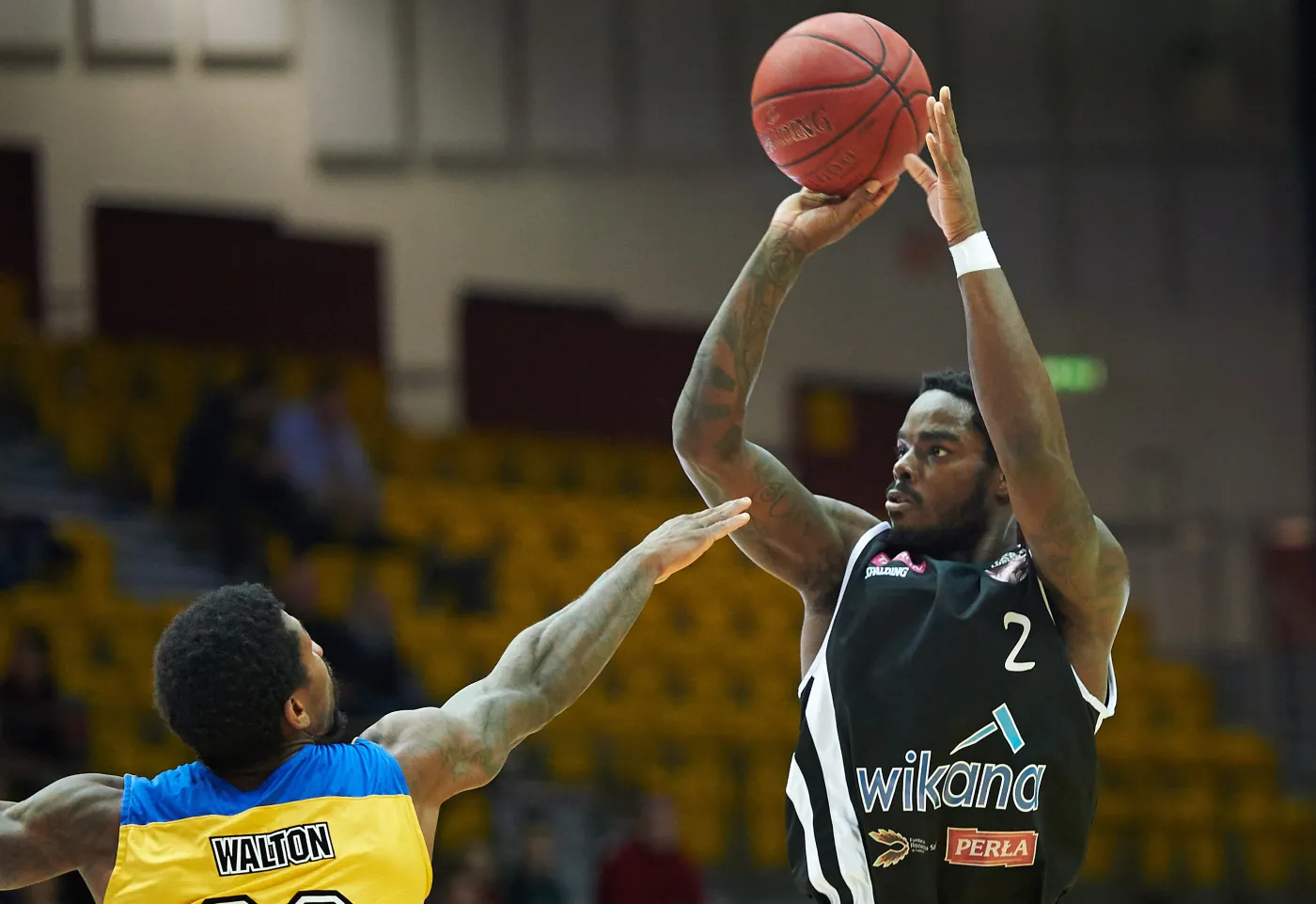 Koszykarz Asseco Gdynia A.J. walton (L) stara się zablokowac rzut Bryona Allena (P) z Wikany Start Lublin