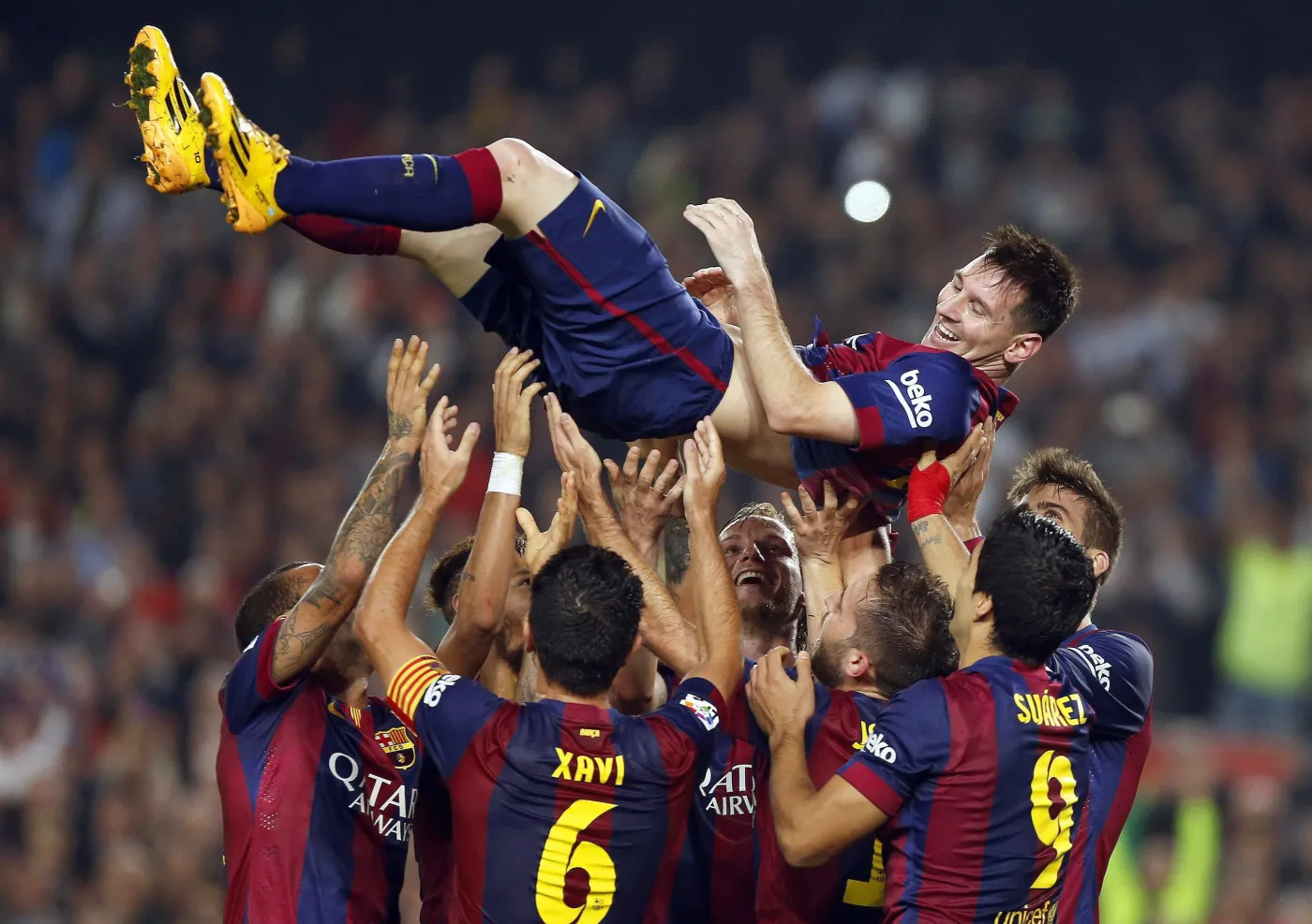 7246629-pilkarze-barcelony-podrzucaja.jpg
