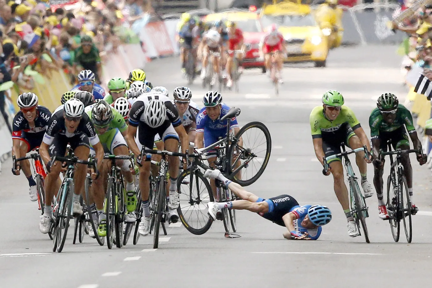 7247083-kraksa-podczas-tour-de-france.jpg