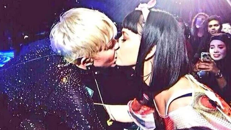 Miley Cyrus całuje Katy Perry – zdjęcie z Twittera Giny Felzke