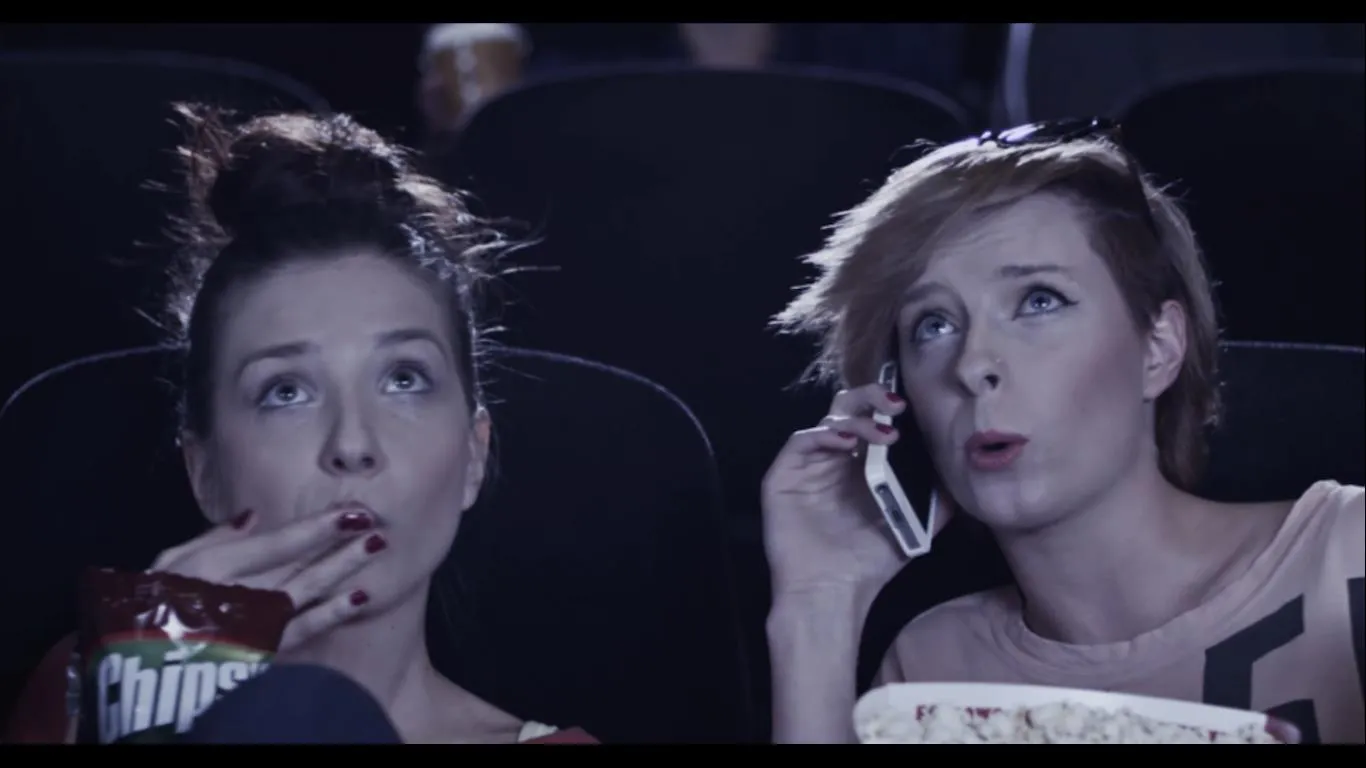 Kadr ze spotu „Zapraszamy na film, nie na blok"