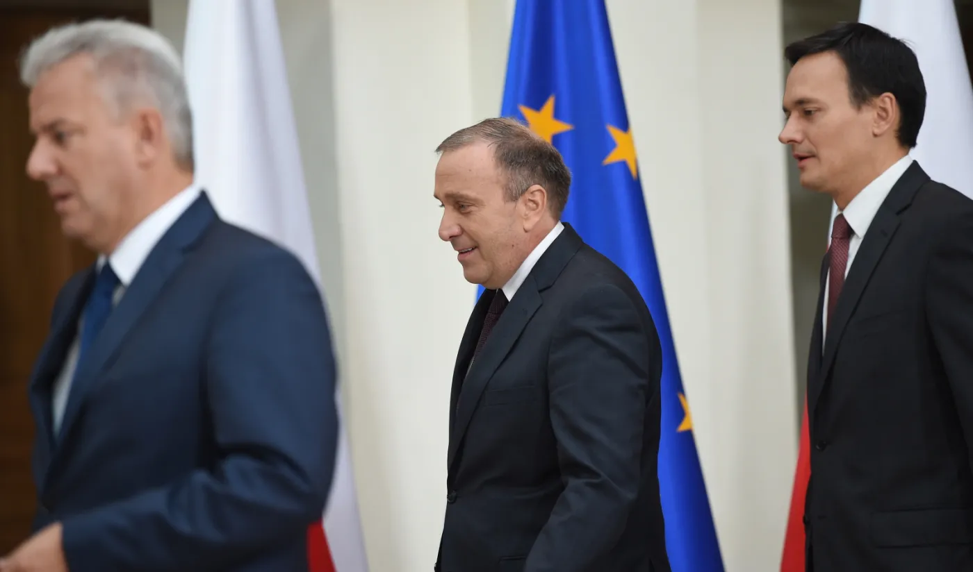 Od lewej: kandydat na ministra sprawiedliwości Cezary Grabarczyk, kandydat na ministra spraw zagranicznych Grzegorz Schetyna oraz kandydat na szefa Kancelarii Prezesa Rady Ministrów Jacek Cichocki podczas oficjalnego ogłoszenia składu rządu Ewy Kopacz