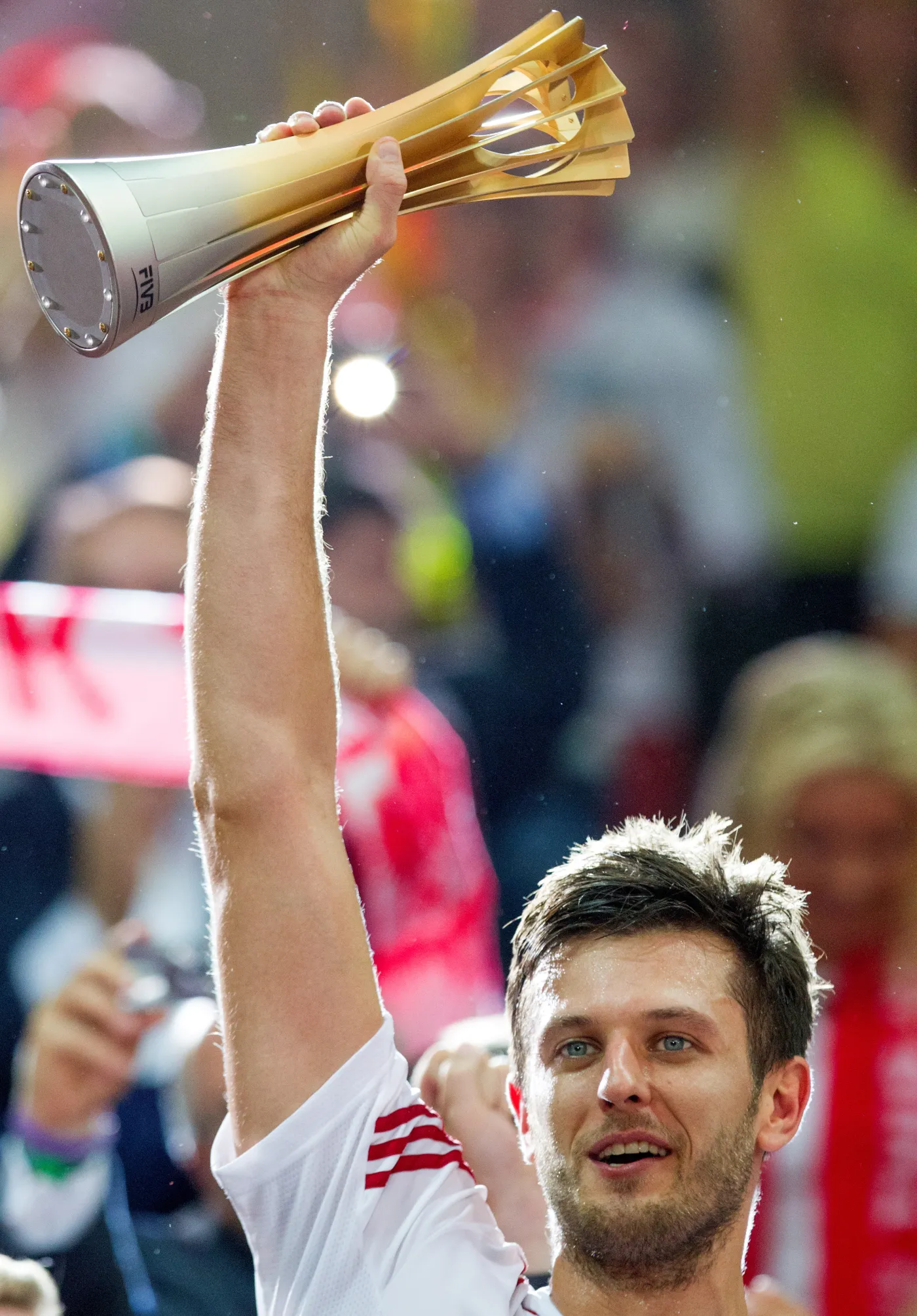 6837397-michal-winiarski-z-trofeum-po.jpg