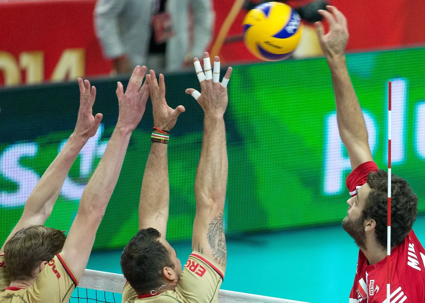 6839673-mateusz-mika-wysadzil-z-kadry.jpg