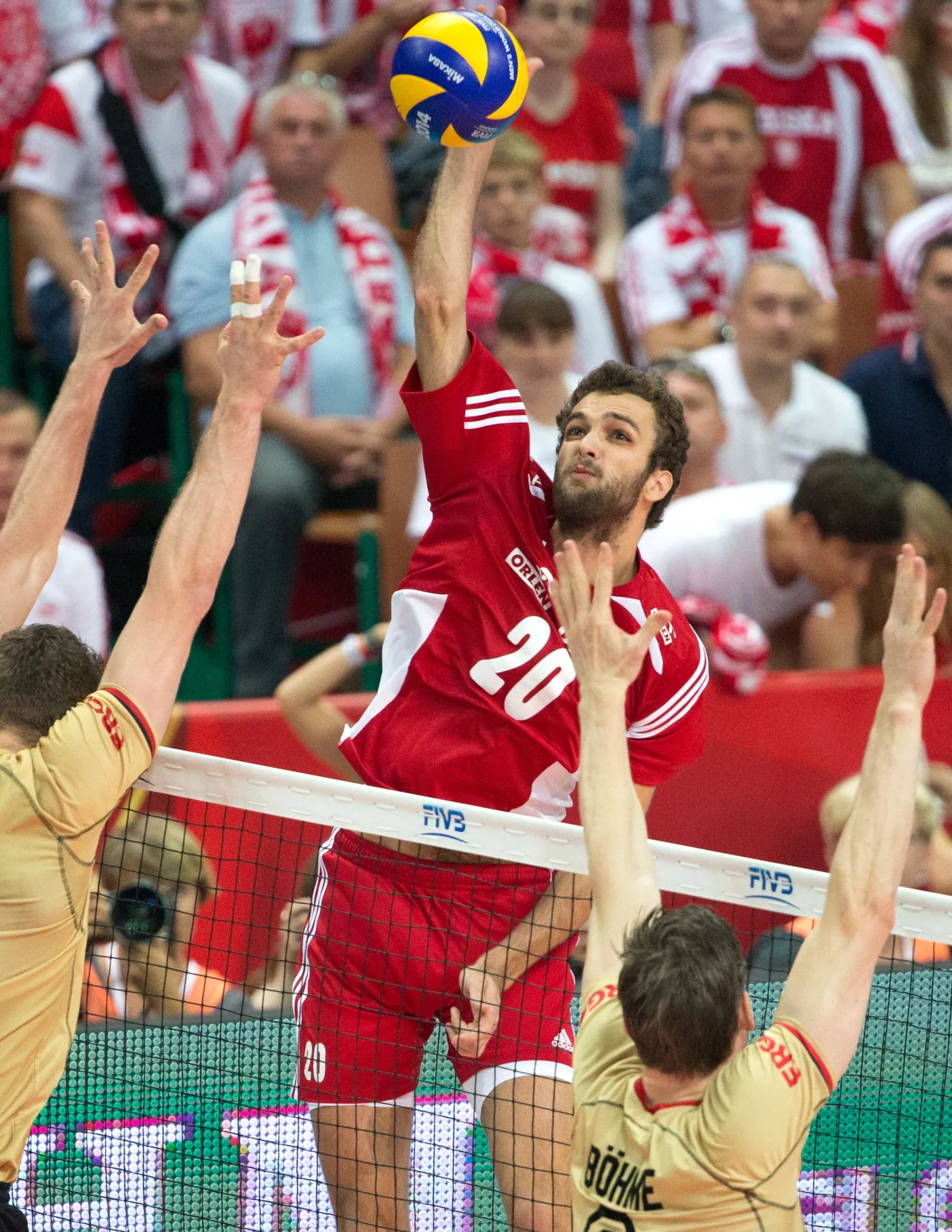 6839702-mateusz-mika-wysadzil-z-kadry.jpg