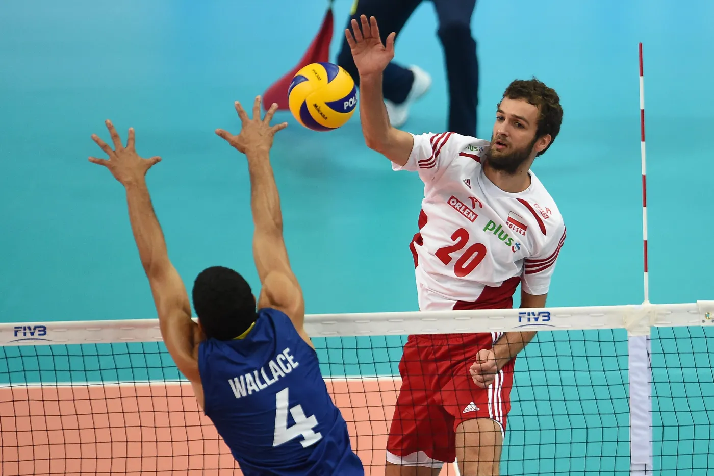 6839789-mateusz-mika-wysadzil-z-kadry.jpg