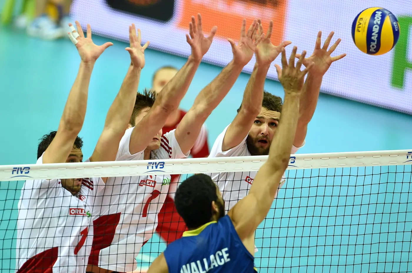 6839818-mateusz-mika-wysadzil-z-kadry.jpg