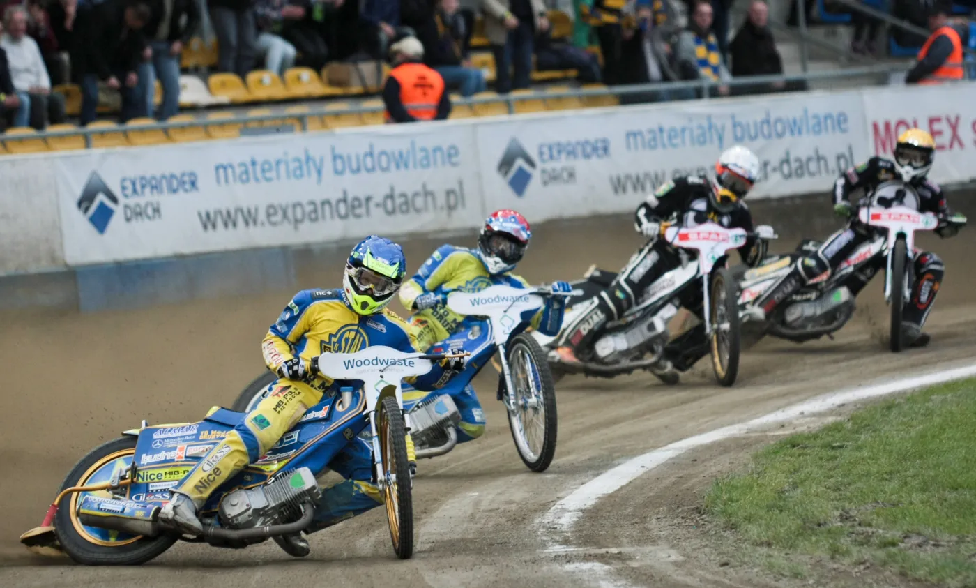 W jednym z biegów jadą: Matej Zagar (kask czerwony) i Krzysztof Kasprzak (niebieski) ze Stali Gorzów oraz Piotr Protasiewicz (żółty) i Mikkel B. Jensen (biały) ze Spar Falubazu Zielona Góra podczas półfinałowego meczu Enea Ekstraligii żużlowej