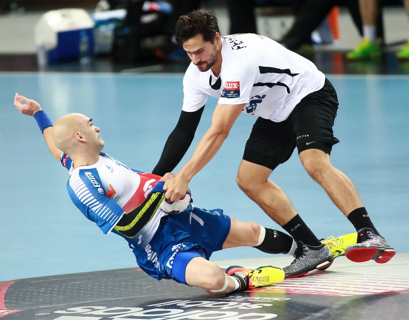Atakujący Ivan Nikcevic (L) z miejscowej Wisły stopowany przez Erwina Pereza Feuchtmanna (P) z Besiktasu MOGAZ HT Stambuł w meczu grupy B Ligi Mistrzów piłkarzy ręcznych w Płocku