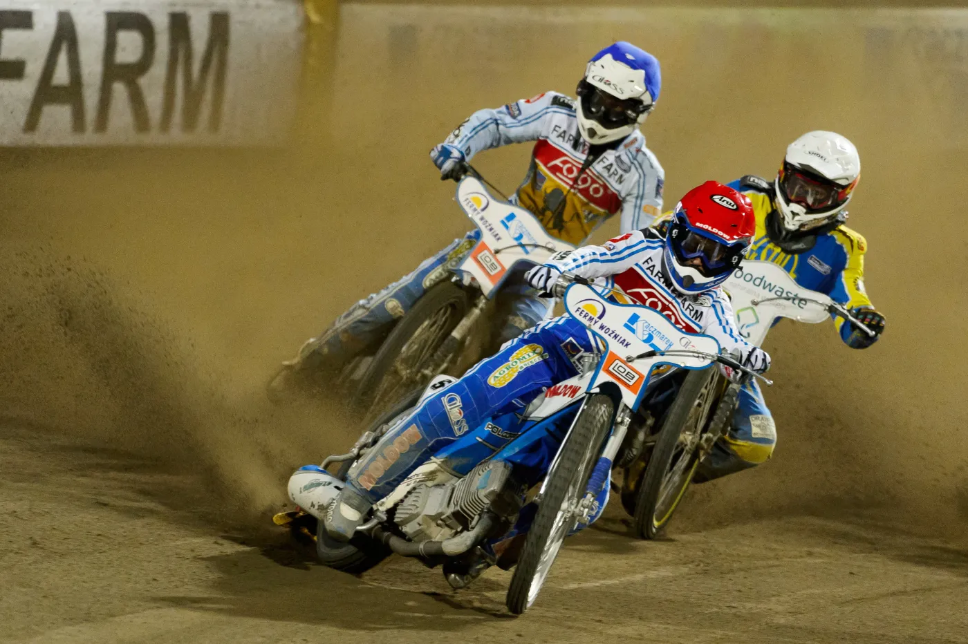W jednym z biegów jadą: Adrian Cyfer (kask biały) ze Stali Gorzów oraz Damian Baliński (niebieski) i Nicki Pedersen (czerwony) z miejscowej Fago Unii w pierwszym finałowym meczu ekstraligi żużla w Lesznie