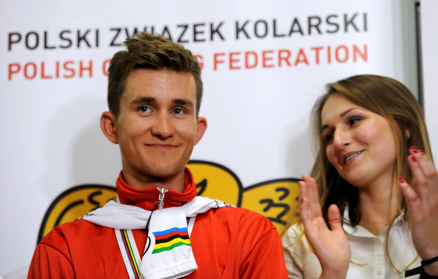 Michał Kwiatkowski wrócił do kraju. Na mistrza świata czekała dziewczyna. ZDJĘCIA