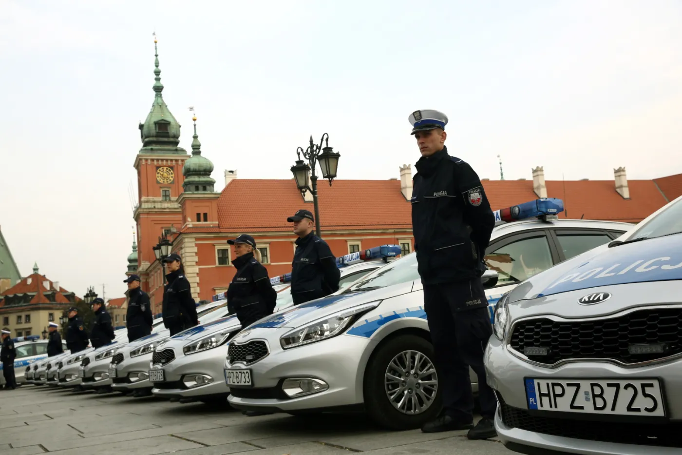 6920768-nowe-radiowozy-dla-policji.jpg