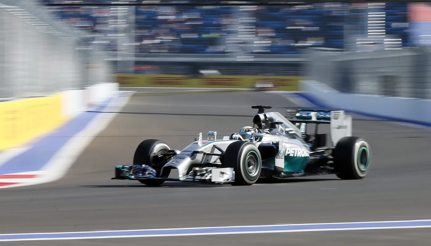 6921577-kierowcy-formuly-1-trenuja-na.jpg