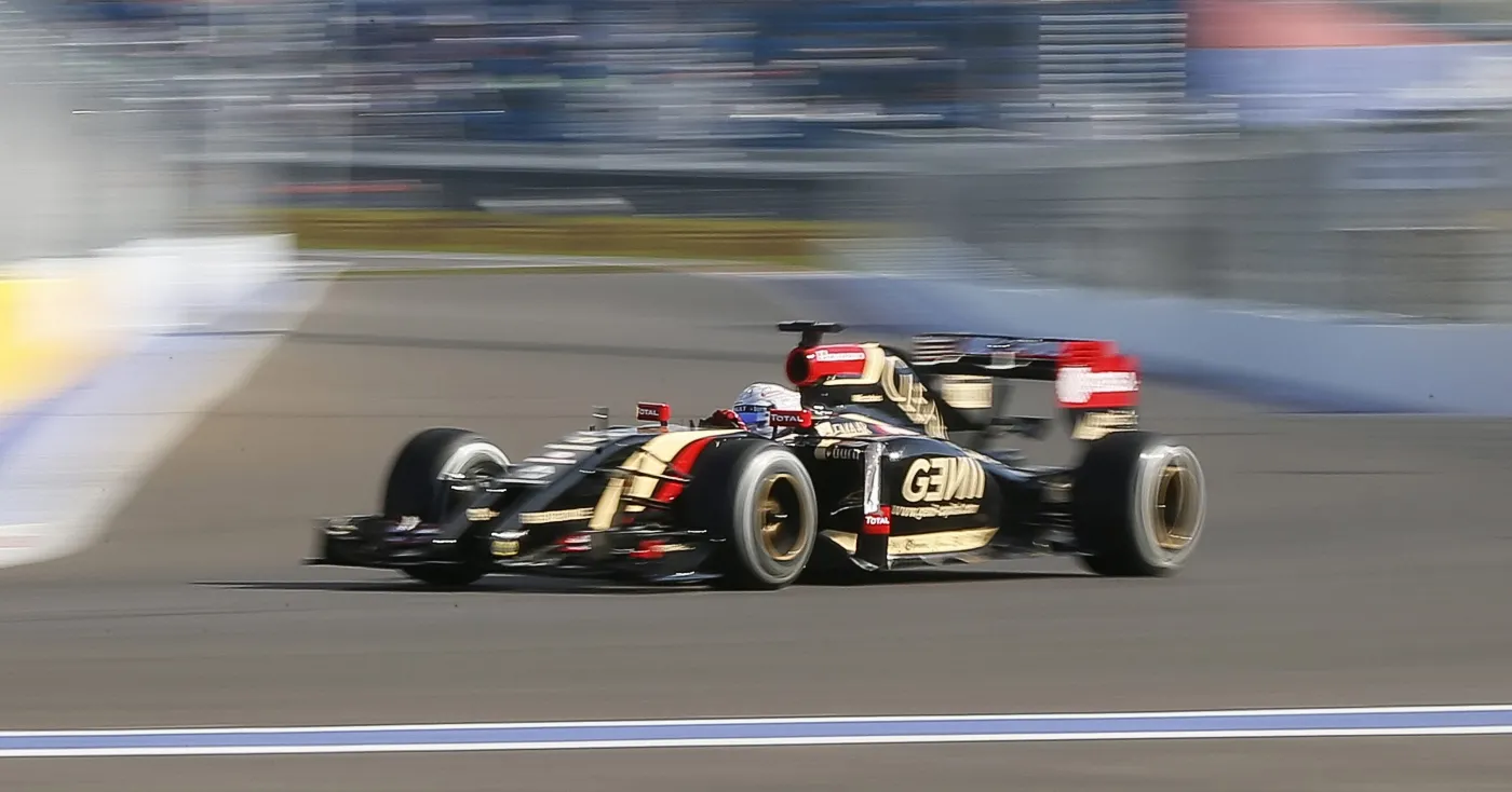 6921635-kierowcy-formuly-1-trenuja-na.jpg