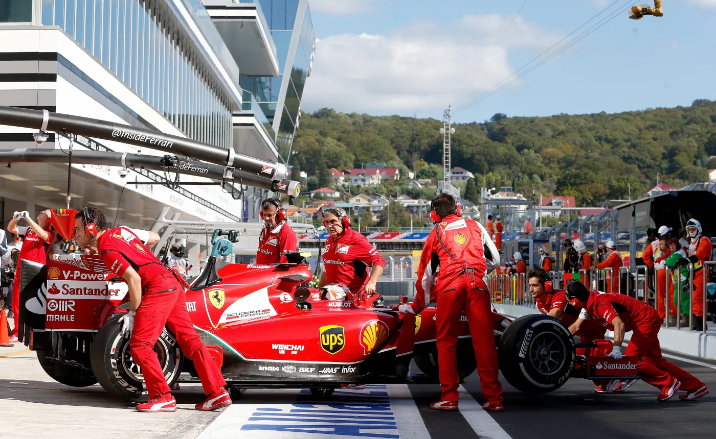 6921779-kierowcy-formuly-1-trenuja-na.jpg