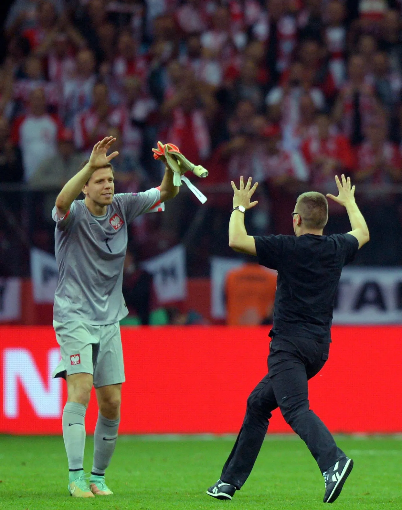 6927866-szczesny-nie-tylko-zatrzymal.jpg