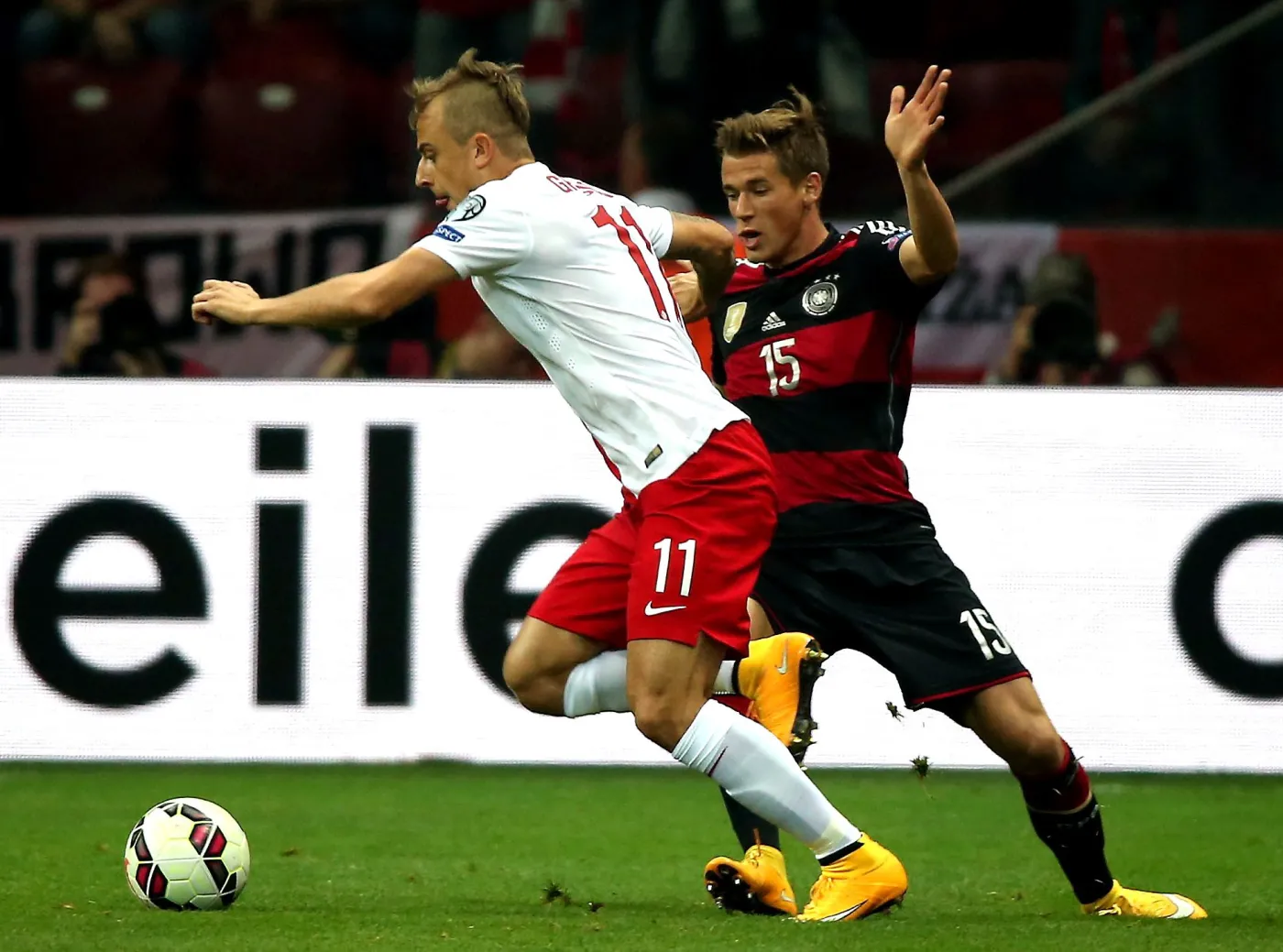 6926852-polak-kamil-grosicki-l-walczy.jpg