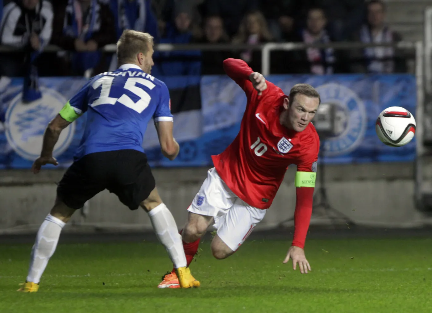 Ragnar Klavan i Wayne Rooney