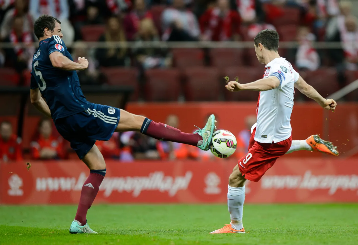 6942825-lewandowski-ma-dziure-w-nodze.jpg