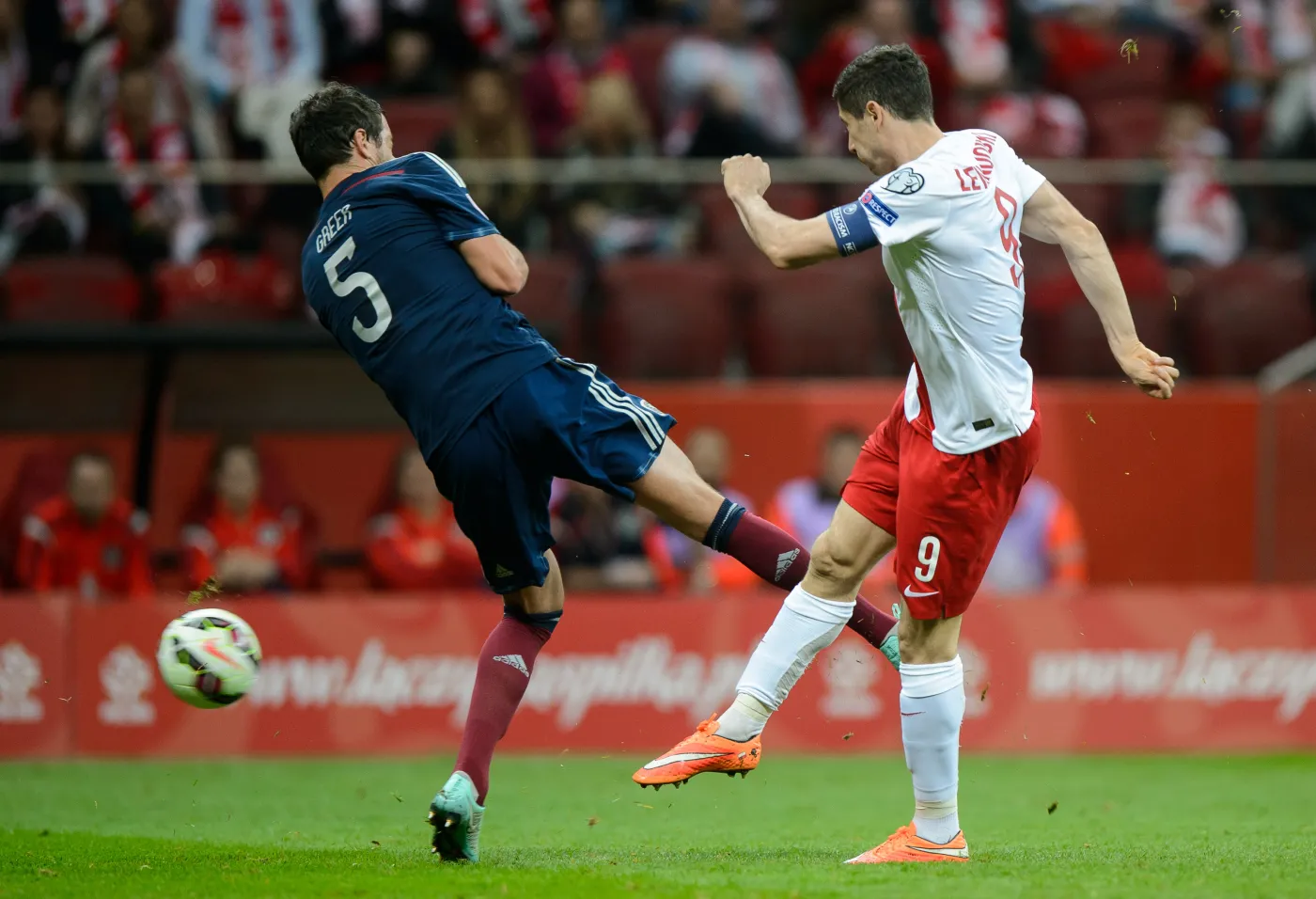 6942854-lewandowski-ma-dziure-w-nodze.jpg