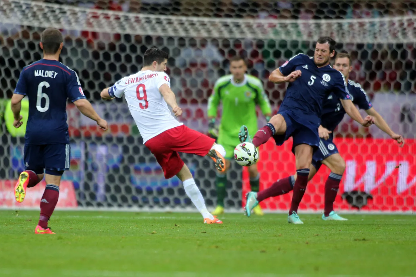 6942883-lewandowski-ma-dziure-w-nodze.jpg