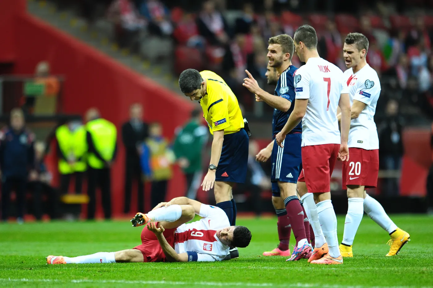 6942912-lewandowski-ma-dziure-w-nodze.jpg