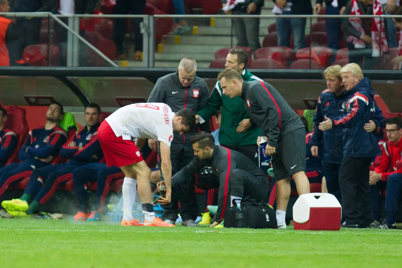 6942941-lewandowski-ma-dziure-w-nodze.jpg