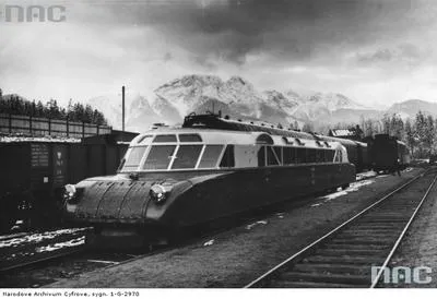 6943938-torpeda-podhalanska-na-dworcu.jpg