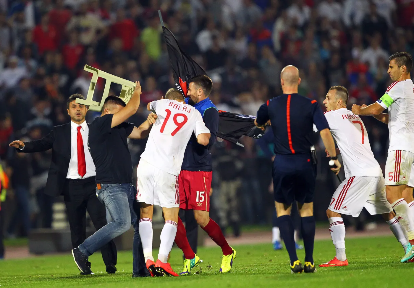 6943492-skandal-na-meczu-w-belgradzie.jpg