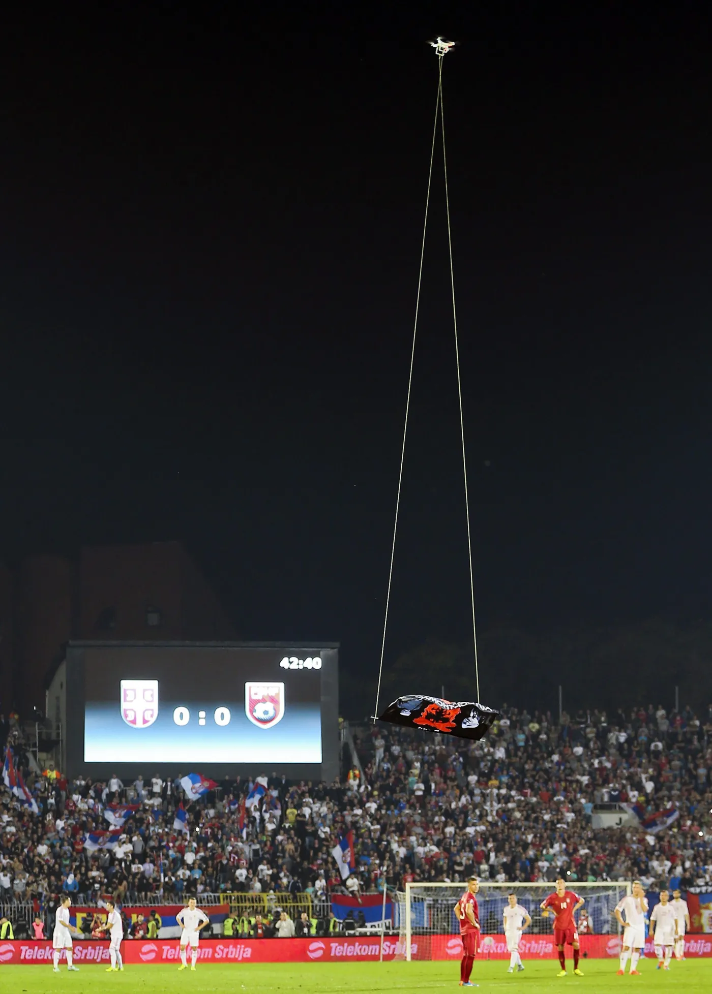 6943057-skandal-na-meczu-w-belgradzie.jpg