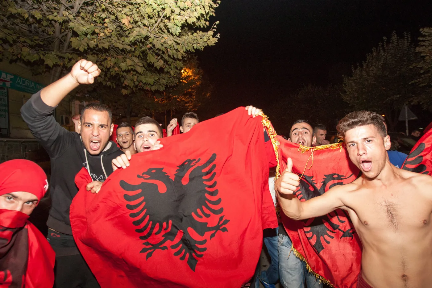 6943086-skandal-na-meczu-w-belgradzie.jpg