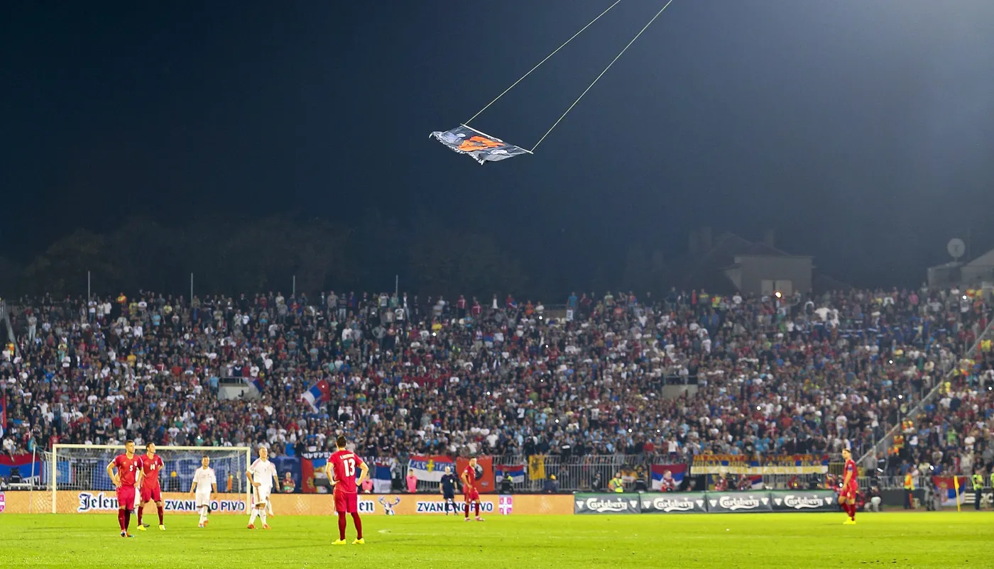 Skandal na meczu w Belgradzie. Zdalnie sterowany obiekt latający z flagą wywołał awanturę