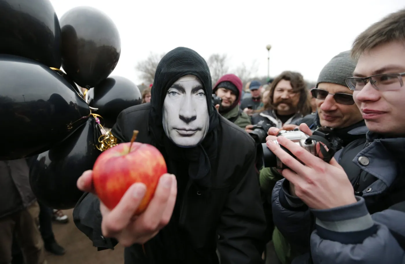 Demonstrant przebrany w maskę z wizerunkiem Putina. Protest przeciwko aneksji Krymu; Petersburg, 8 marca 2014