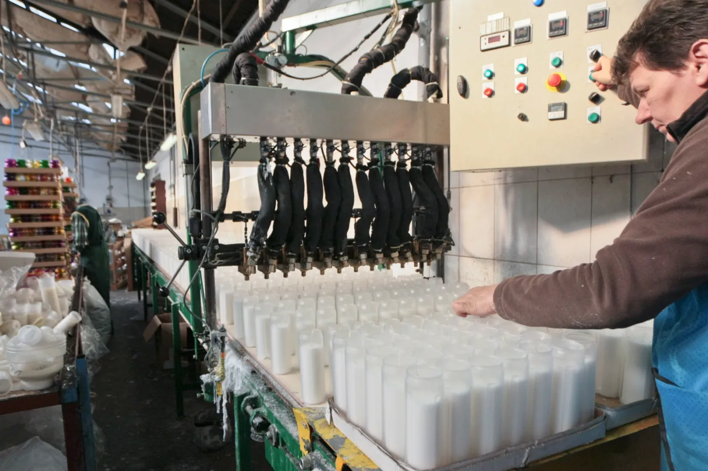 6996312-produkcja-zniczy-nagrobnych.jpg