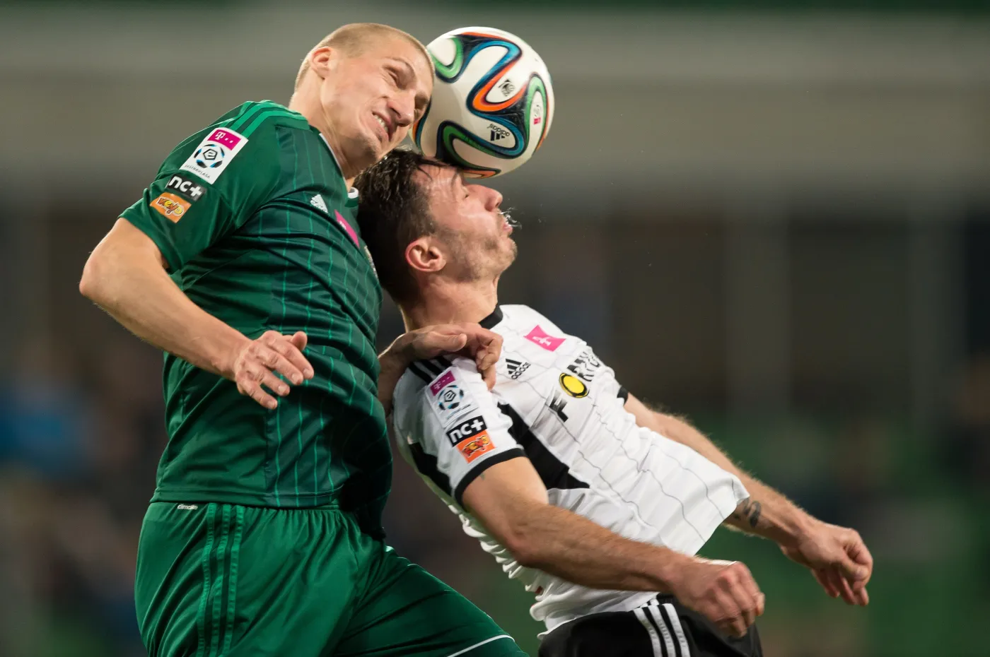 Zawodnik Śląska Wrocław Piotr Celeban (L) walczy o piłkę z Markiem Saganowskim (P) z Legii Warszawa
