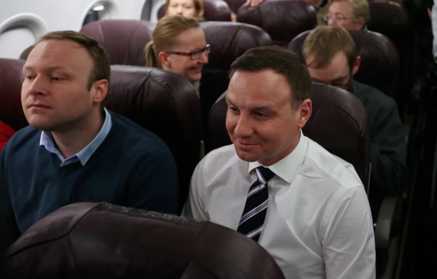 Kandydat PiS na prezydenta RP - Andrzej Duda i rzecznik prasowy PiS Marcin Mastalerek na pokładzie samolotu z Warszawy do Londynu