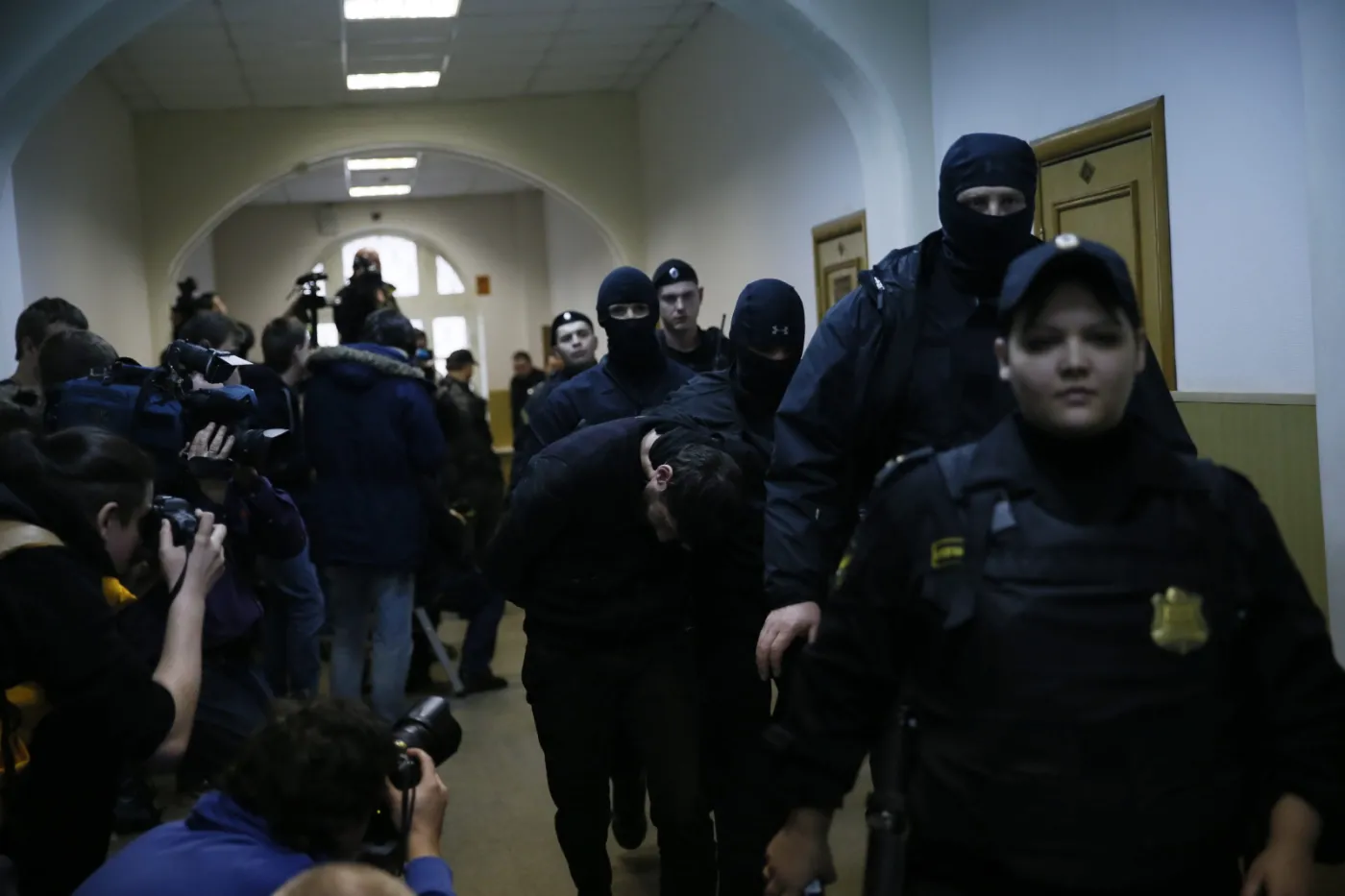 Domniemani zabójcy Niemcowa w eskorcie policji