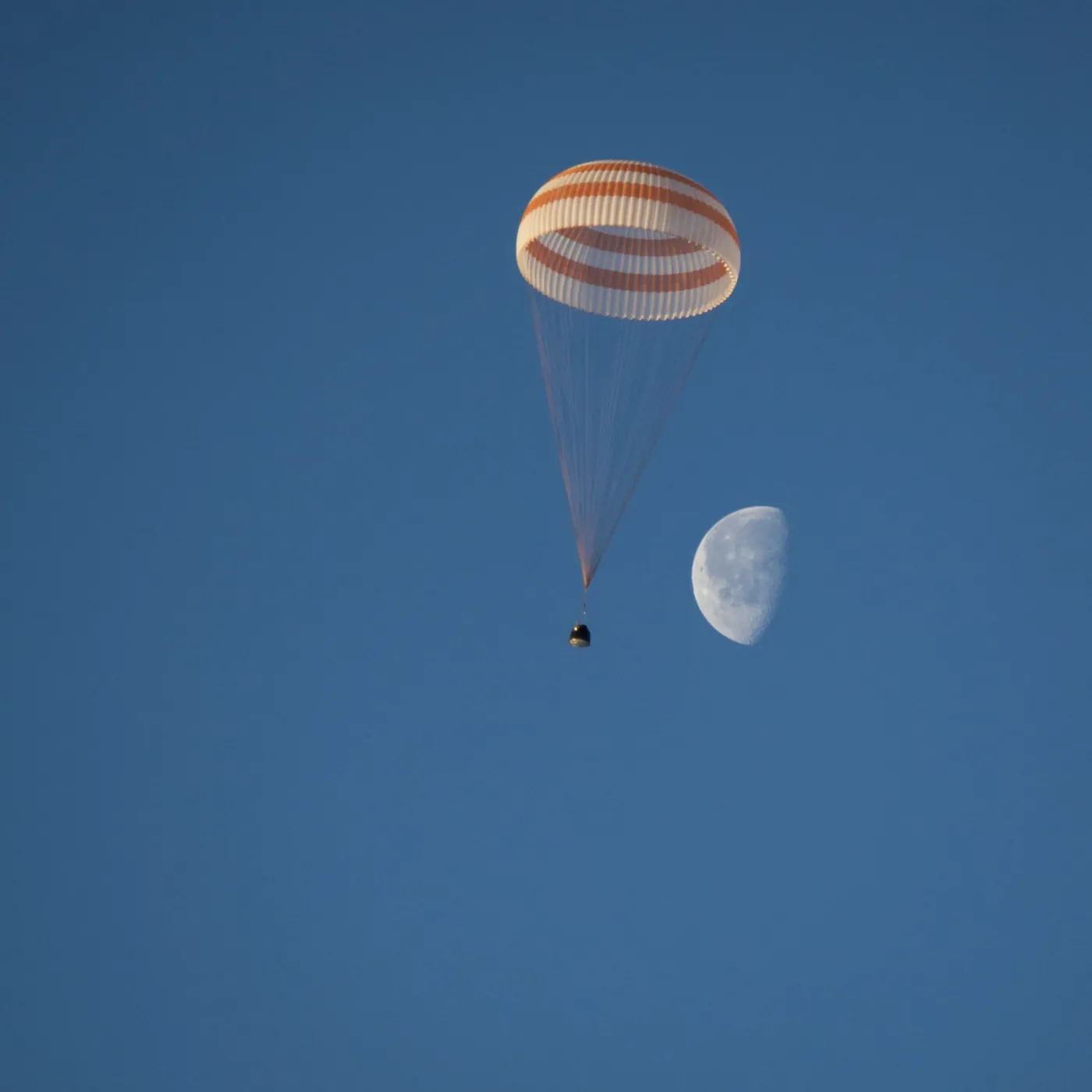 7531269-ladowanie-astronautow-z-iss-w.jpg