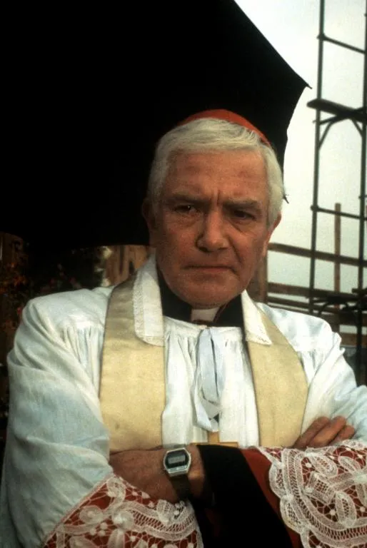 7611488-albert-finney-jako-papiez-jan.jpg
