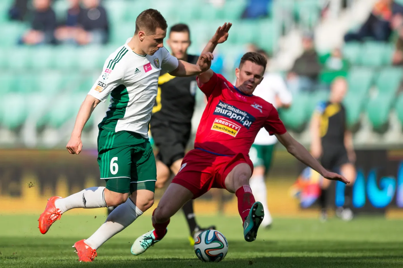 Tomasz Hołota (L) z miejscowego Śląska i Adam Deja (P) z Podbeskidzia Bielsko-Biała w meczu T-Mobile Ekstraklasy