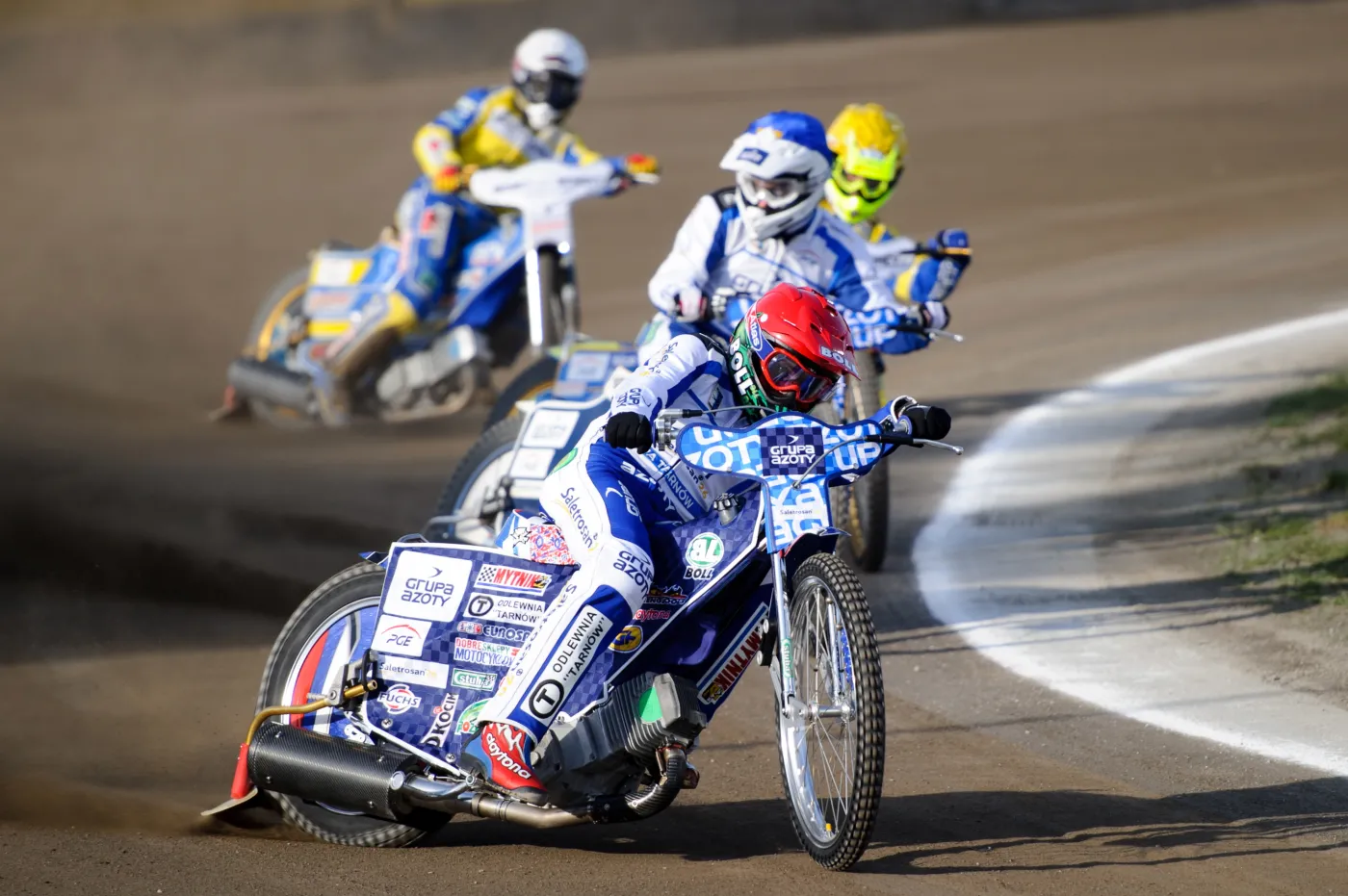 W jednym z biegów jadą: Linus Sundstrom (kask biały, Stal G.), Artur Mroczka (niebieski, Unia), Martin Vaculik (czerwony, Unia) oraz Krzysztof Kasprzak (żółty, Stal G.) podczas meczu Ekstraligi żużlowej