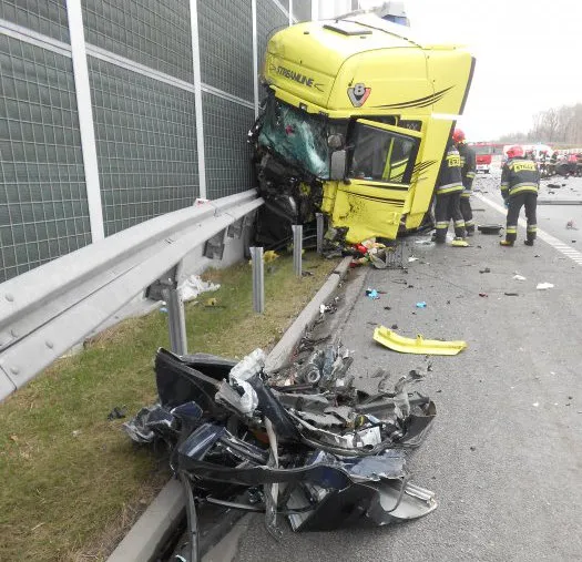 7653032-wypadek-na-autostradzie-a1.jpg
