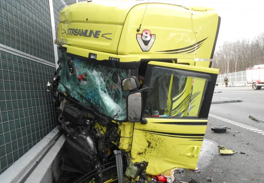 7653162-wypadek-na-autostradzie-a1.jpg