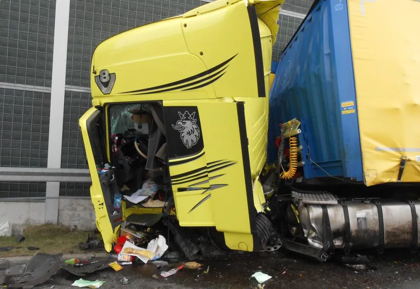 7653189-wypadek-na-autostradzie-a1.jpg